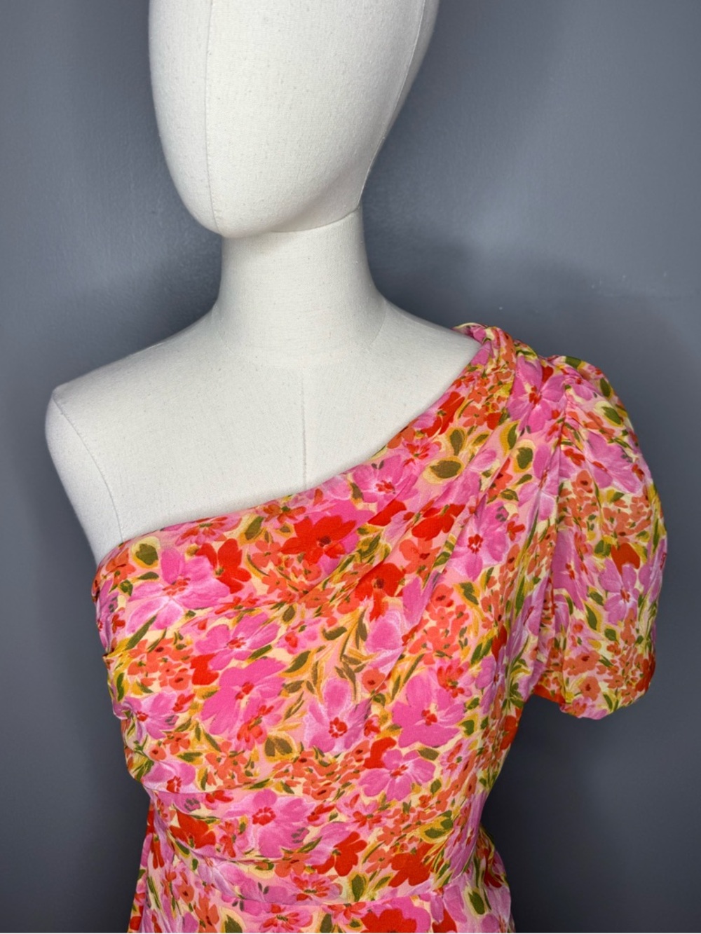 ASTR The Label One Shoulder Santorini Dress in Pink Multi Floral. - Picture 4 of 8